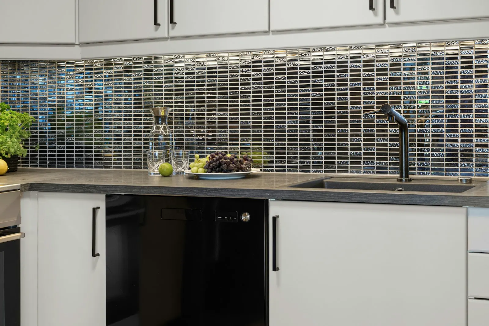 Einbau-Geschirrspüler in heller Küche