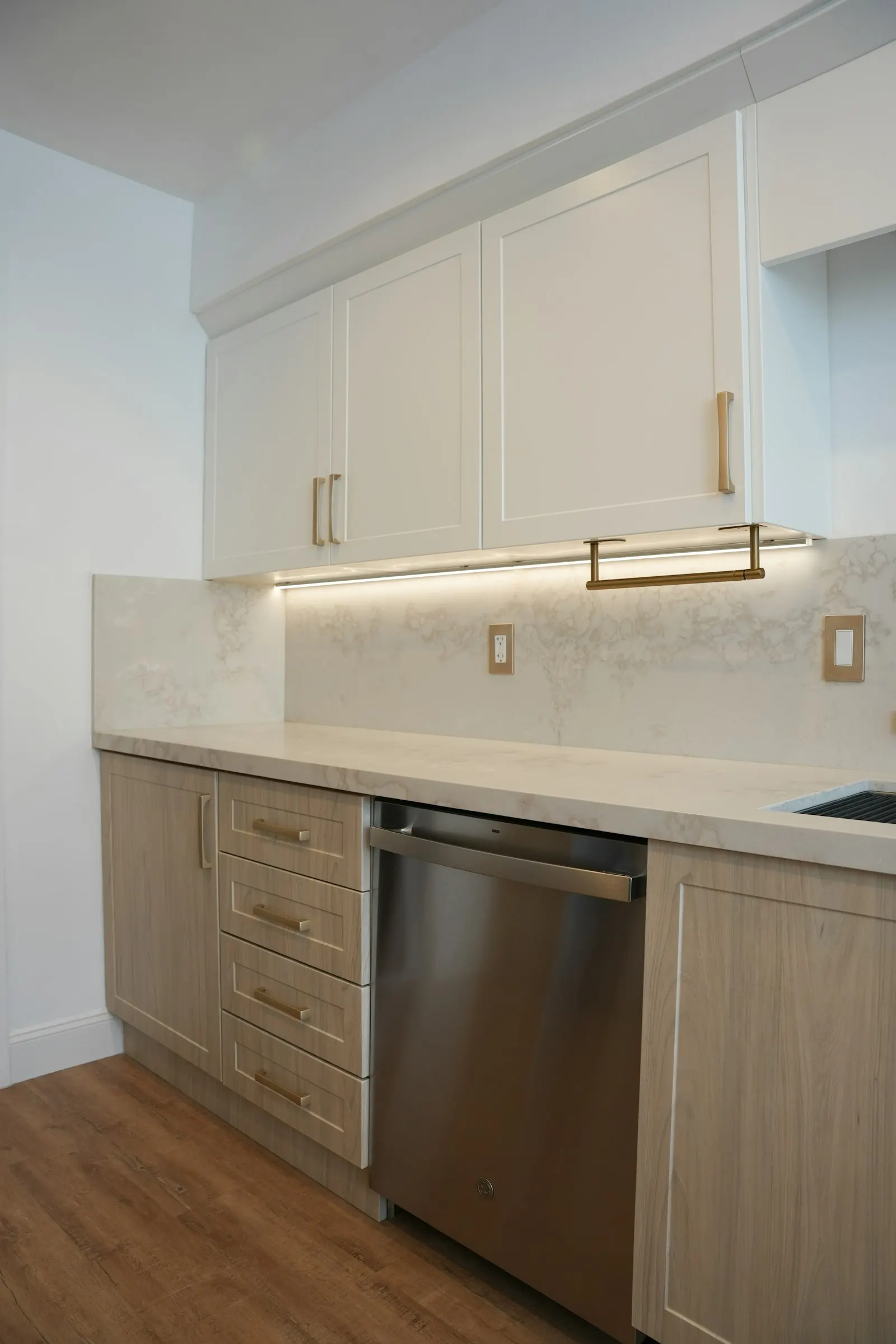 Küche mit Geschirrspüler im Einfamilienhaus