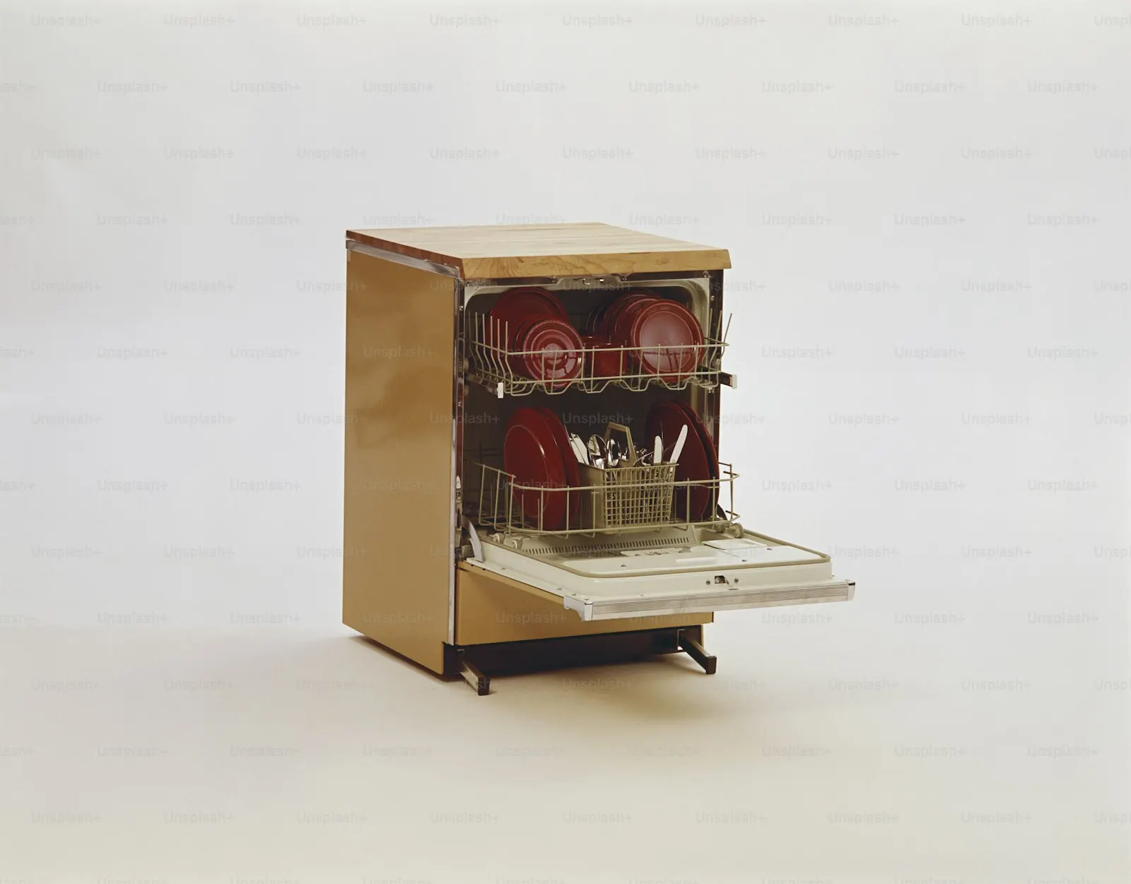 Geöffneter Geschirrspüler mit Geschirrkörben