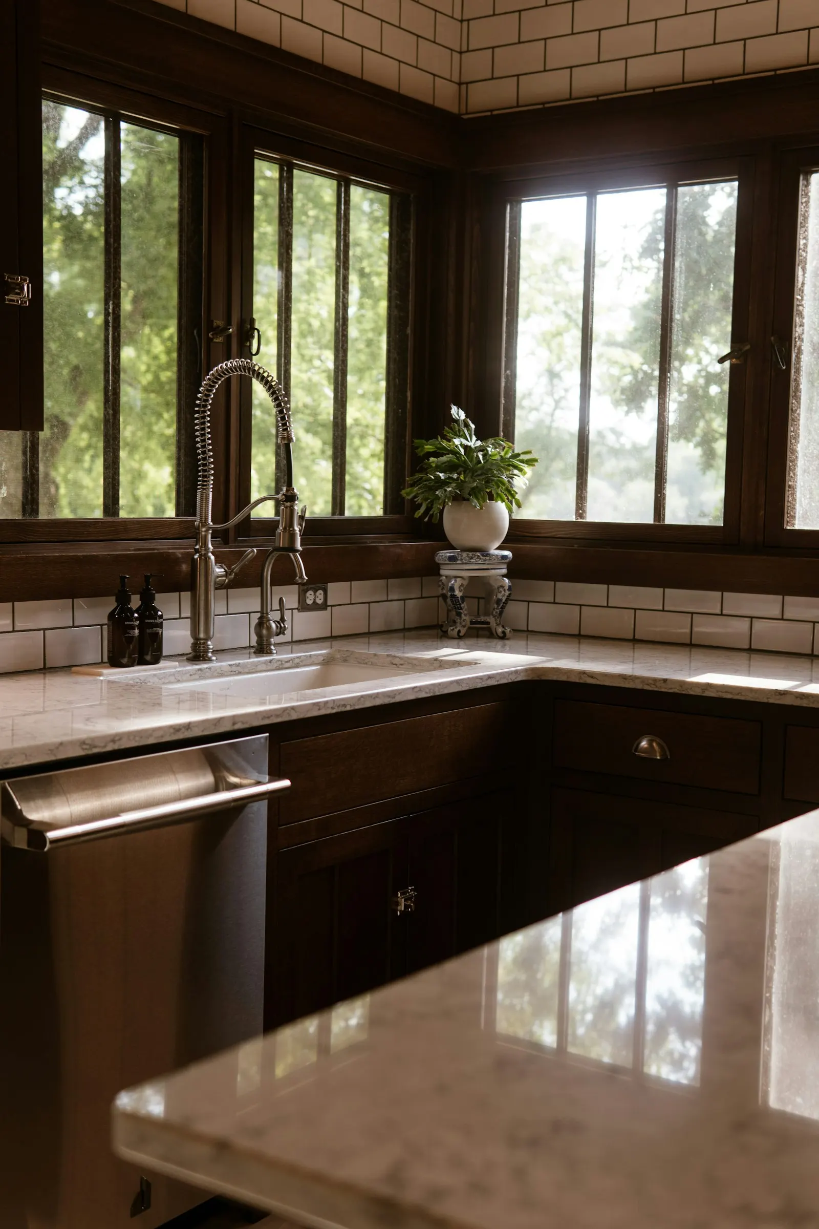 Geschirrspüler zwischen Küchenanschlüssen